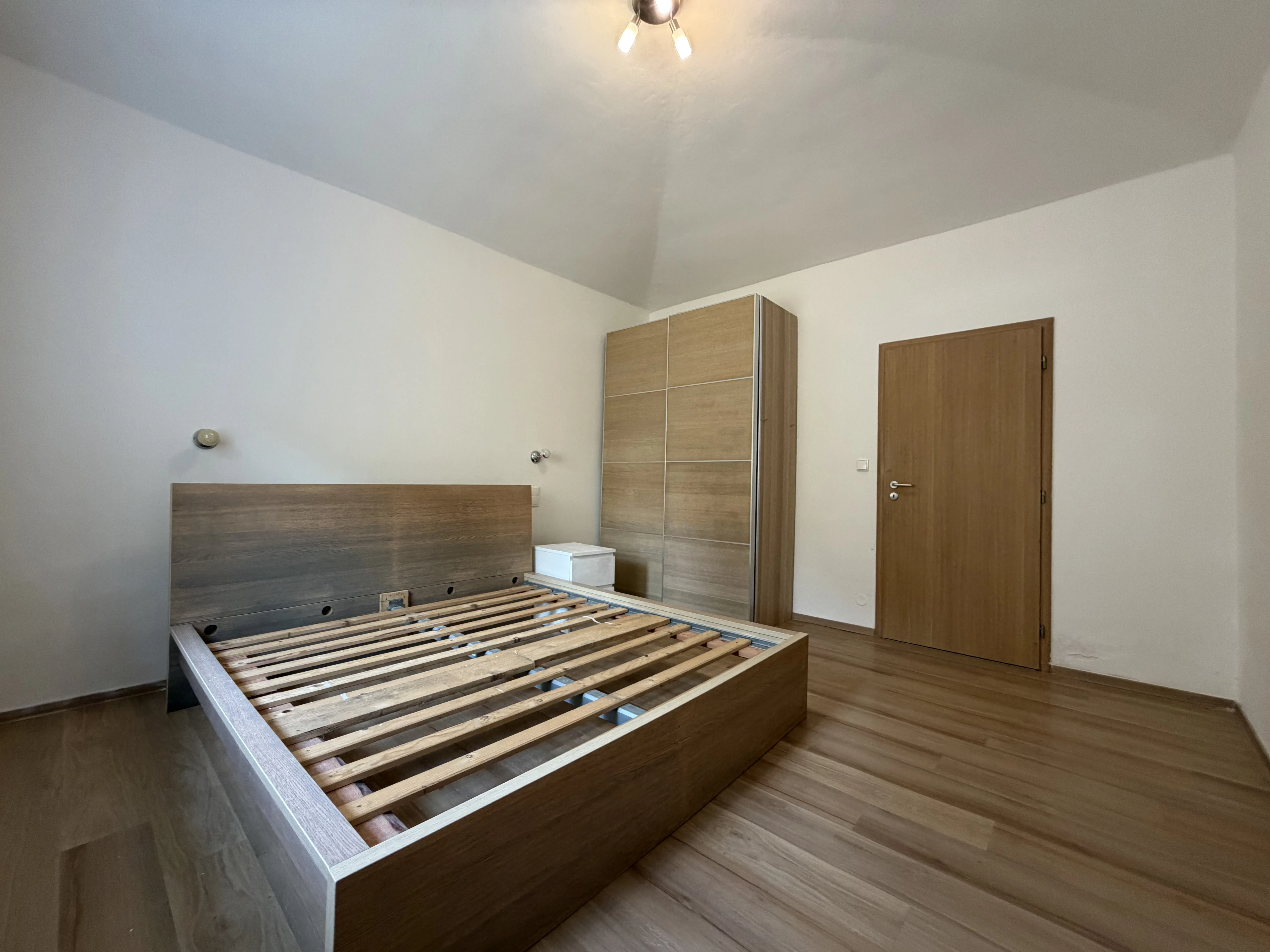 Ložnice – postel a skříň