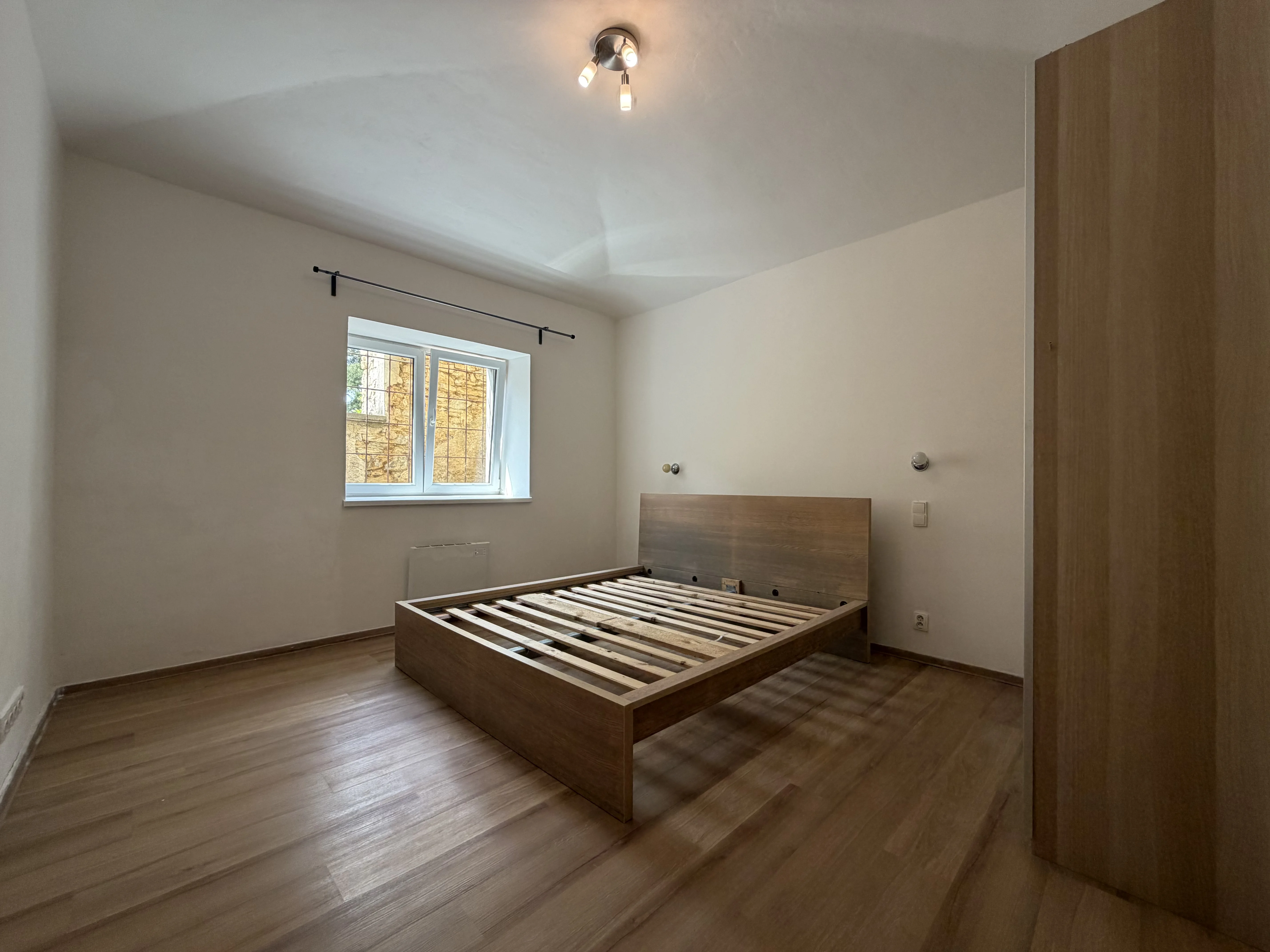 Ložnice – pohled od dveří